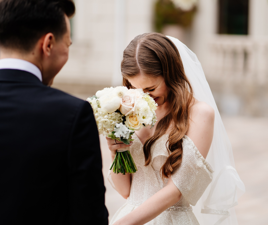 pareja de novios viendose por primera vez