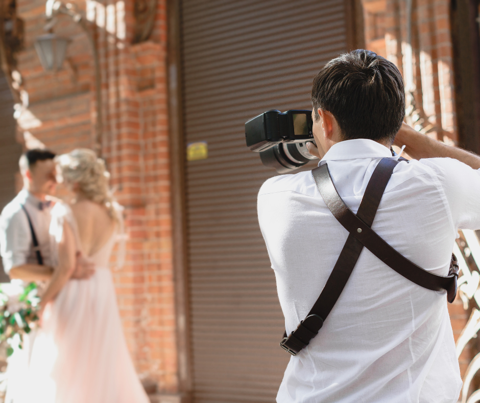 fotografo haciendo fotografias para una preja de novios